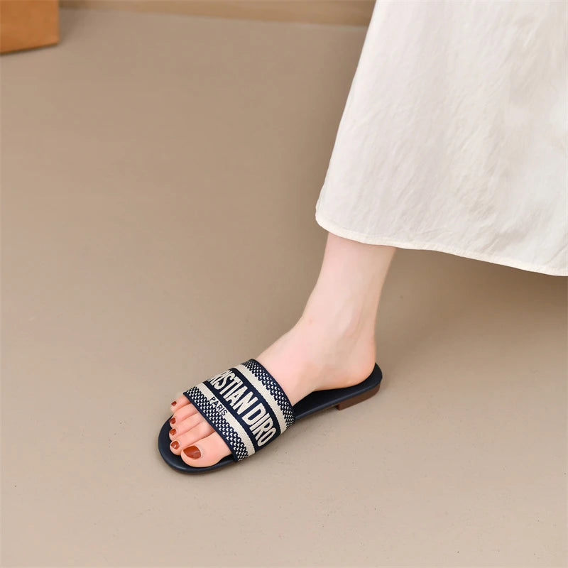 2025 New Casual Plus Size Flat Bottom Sandals Women's Hot Selling Vintage Outerwear Slippers Fashion Style Adult Footwear