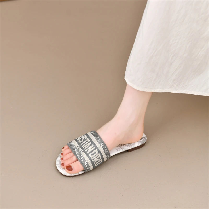 2025 New Casual Plus Size Flat Bottom Sandals Women's Hot Selling Vintage Outerwear Slippers Fashion Style Adult Footwear