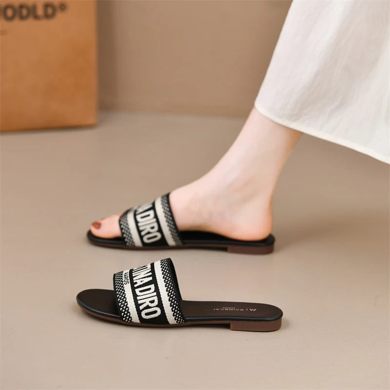 2025 New Casual Plus Size Flat Bottom Sandals Women's Hot Selling Vintage Outerwear Slippers Fashion Style Adult Footwear