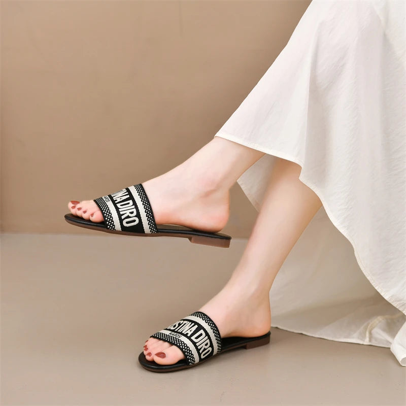 2025 New Casual Plus Size Flat Bottom Sandals Women's Hot Selling Vintage Outerwear Slippers Fashion Style Adult Footwear