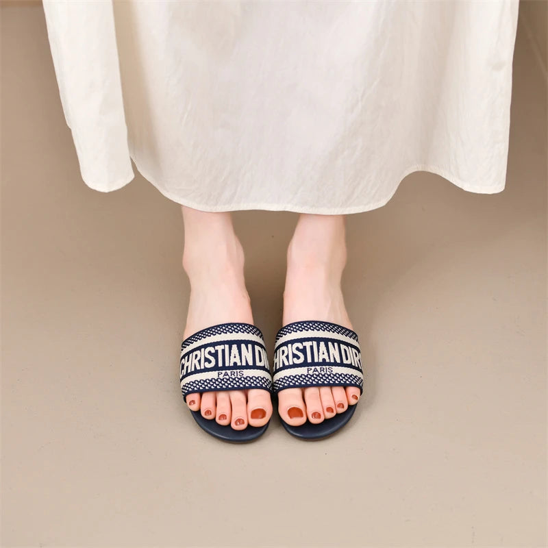 2025 New Casual Plus Size Flat Bottom Sandals Women's Hot Selling Vintage Outerwear Slippers Fashion Style Adult Footwear