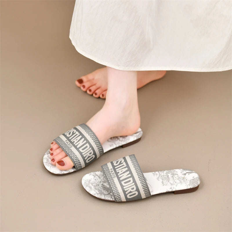 2025 New Casual Plus Size Flat Bottom Sandals Women's Hot Selling Vintage Outerwear Slippers Fashion Style Adult Footwear