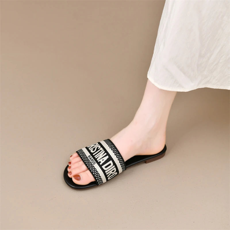 2025 New Casual Plus Size Flat Bottom Sandals Women's Hot Selling Vintage Outerwear Slippers Fashion Style Adult Footwear