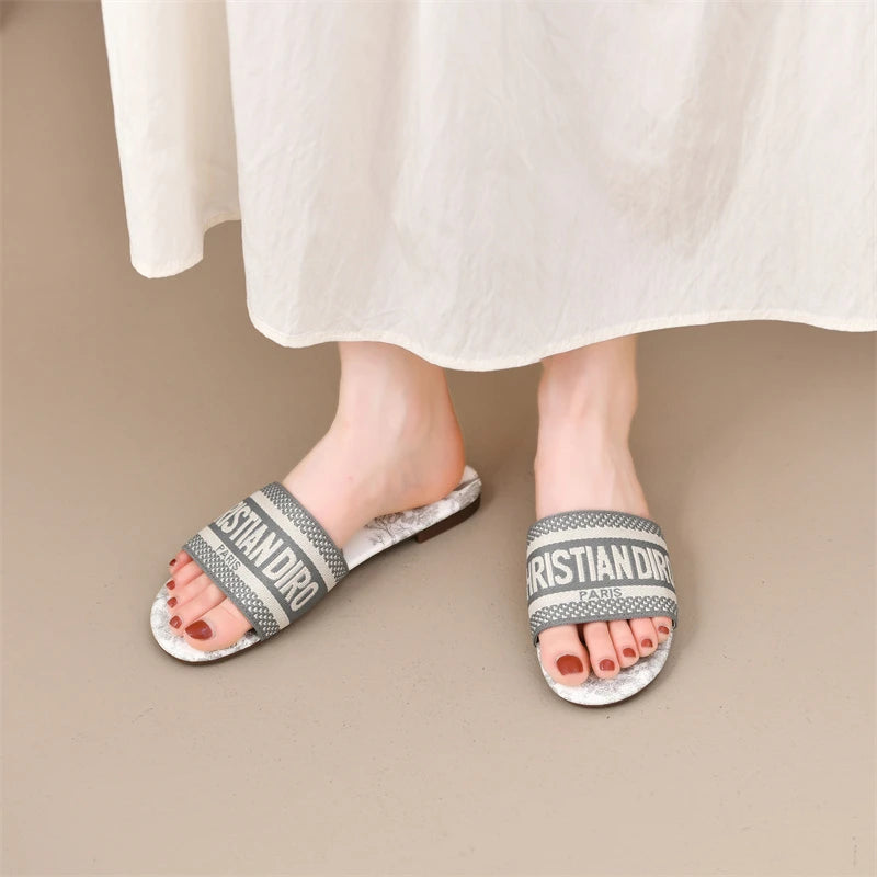 2025 New Casual Plus Size Flat Bottom Sandals Women's Hot Selling Vintage Outerwear Slippers Fashion Style Adult Footwear