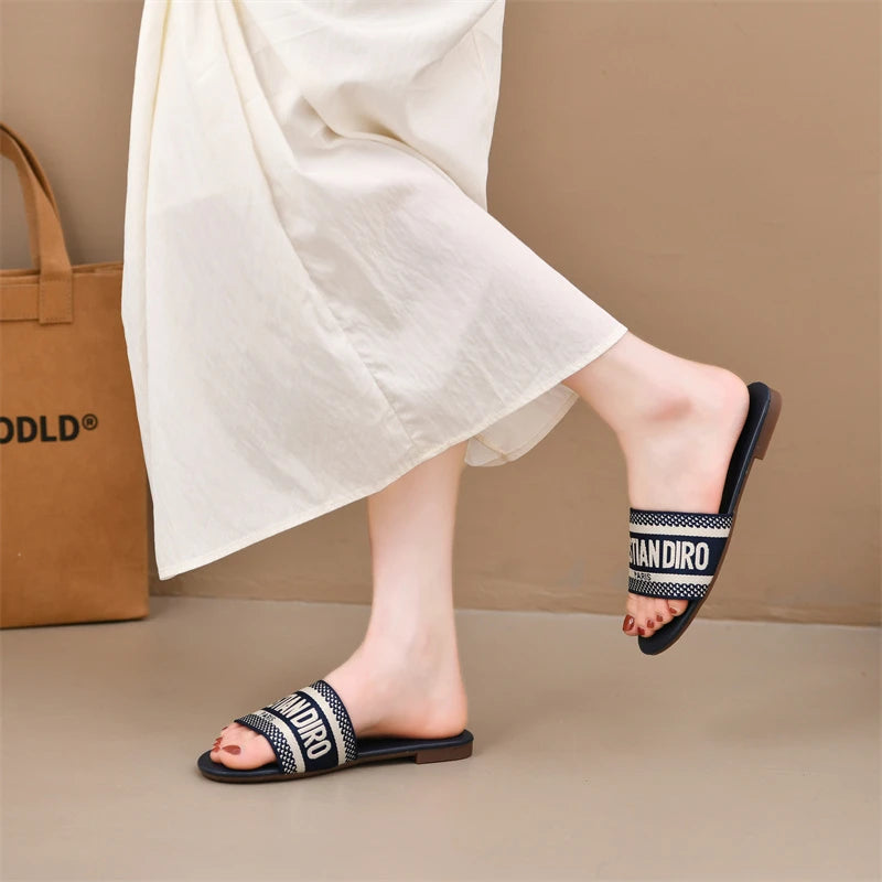 2025 New Casual Plus Size Flat Bottom Sandals Women's Hot Selling Vintage Outerwear Slippers Fashion Style Adult Footwear