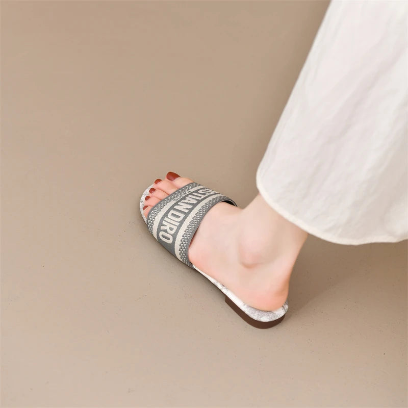 2025 New Casual Plus Size Flat Bottom Sandals Women's Hot Selling Vintage Outerwear Slippers Fashion Style Adult Footwear