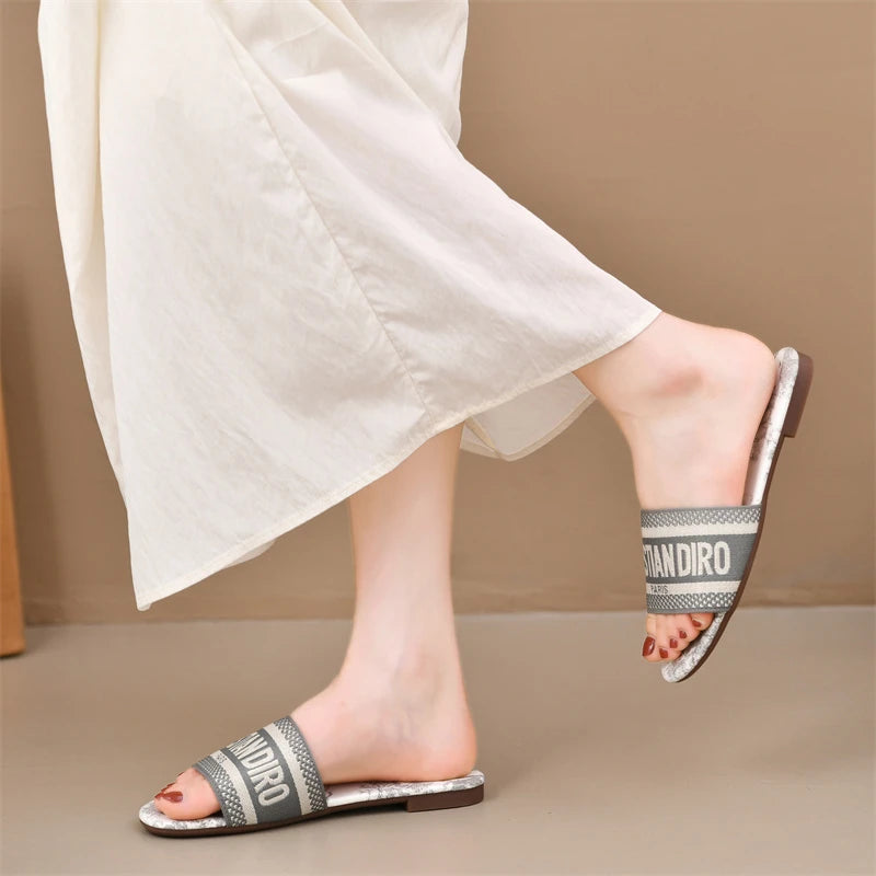 2025 New Casual Plus Size Flat Bottom Sandals Women's Hot Selling Vintage Outerwear Slippers Fashion Style Adult Footwear