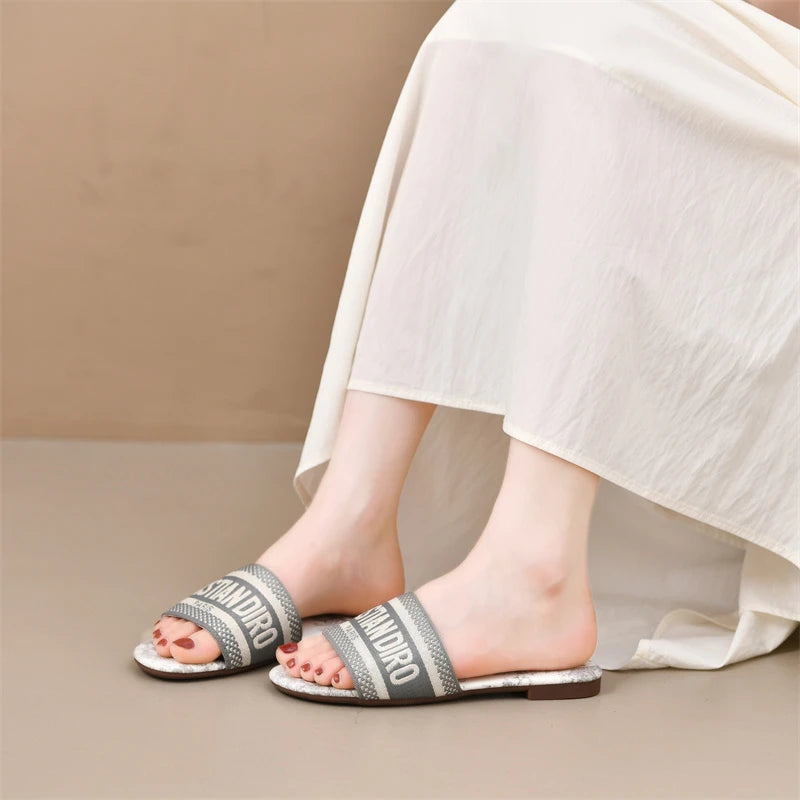 2025 New Casual Plus Size Flat Bottom Sandals Women's Hot Selling Vintage Outerwear Slippers Fashion Style Adult Footwear