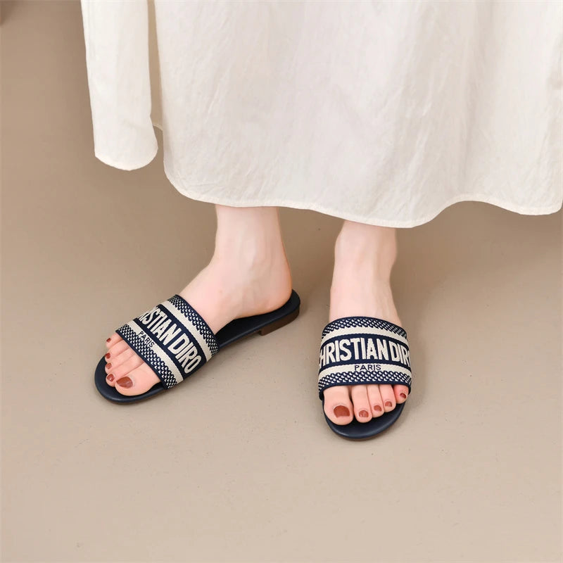 2025 New Casual Plus Size Flat Bottom Sandals Women's Hot Selling Vintage Outerwear Slippers Fashion Style Adult Footwear