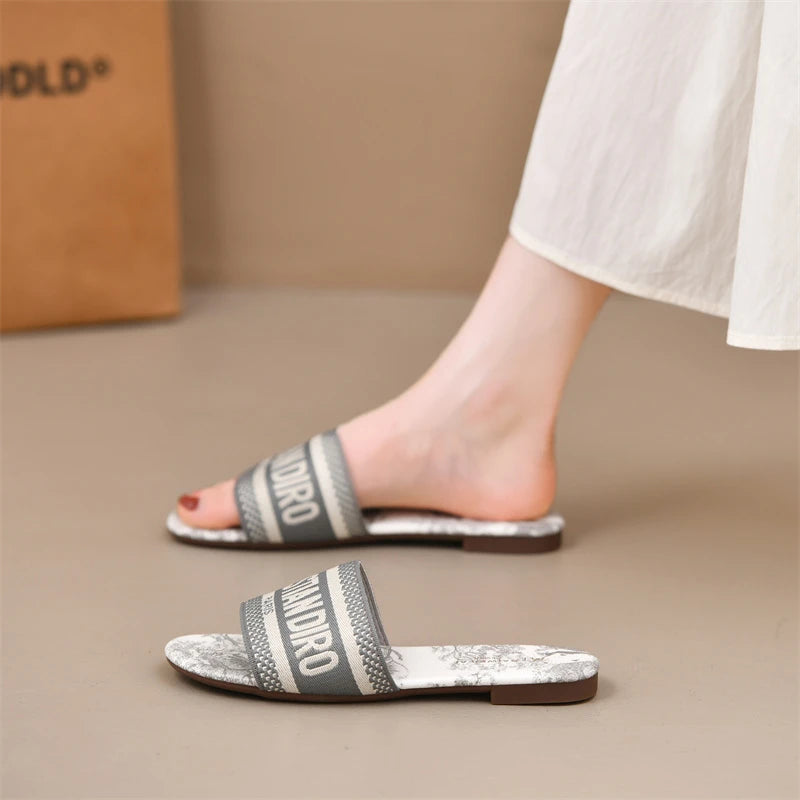 2025 New Casual Plus Size Flat Bottom Sandals Women's Hot Selling Vintage Outerwear Slippers Fashion Style Adult Footwear