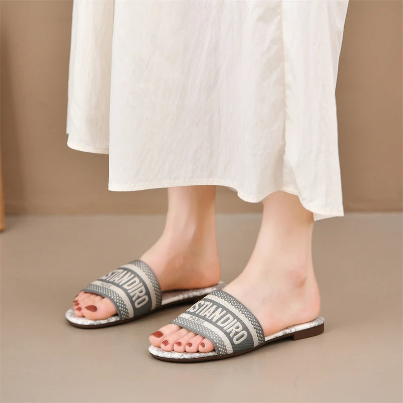 2025 New Casual Plus Size Flat Bottom Sandals Women's Hot Selling Vintage Outerwear Slippers Fashion Style Adult Footwear