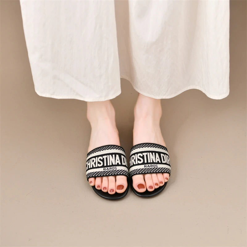 2025 New Casual Plus Size Flat Bottom Sandals Women's Hot Selling Vintage Outerwear Slippers Fashion Style Adult Footwear
