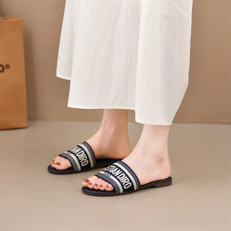 2025 New Casual Plus Size Flat Bottom Sandals Women's Hot Selling Vintage Outerwear Slippers Fashion Style Adult Footwear
