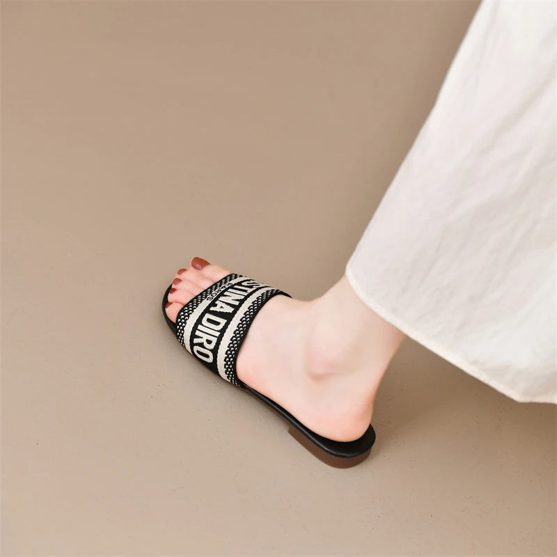 2025 New Casual Plus Size Flat Bottom Sandals Women's Hot Selling Vintage Outerwear Slippers Fashion Style Adult Footwear