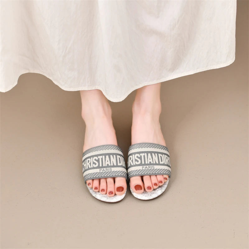 2025 New Casual Plus Size Flat Bottom Sandals Women's Hot Selling Vintage Outerwear Slippers Fashion Style Adult Footwear