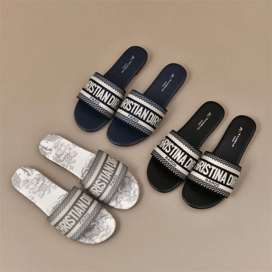 2025 New Casual Plus Size Flat Bottom Sandals Women's Hot Selling Vintage Outerwear Slippers Fashion Style Adult Footwear